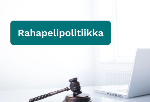 Tuomarin nuija pöydällä, jossa myös tietokone. Kuvassa myös teksti "Rahapelipolitiikka".