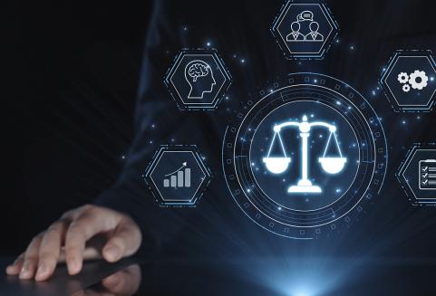 Mustalla taustalla käsi ja vaaka sekä pienempiä ikoneja.