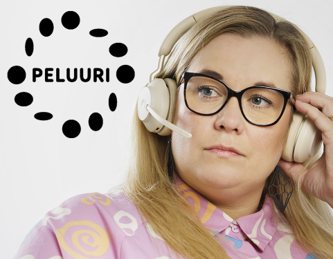 Nainen valkeat kuulokkeet korvilla ja peluurin logo.