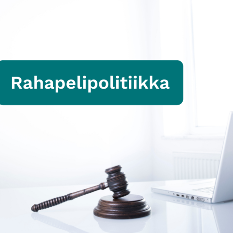 Tuomarin nuija pöydällä, jossa myös tietokone. Kuvassa myös teksti "Rahapelipolitiikka".