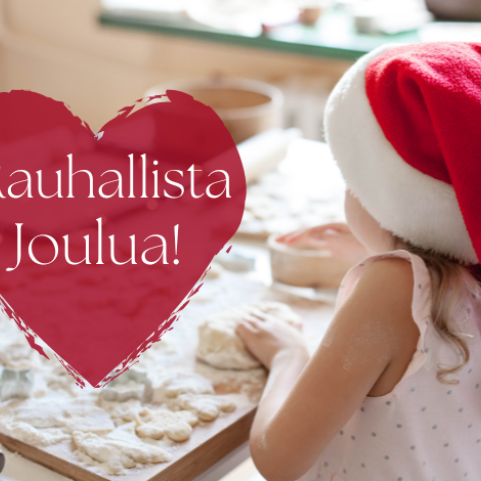 Lapsi leipoo pipareita tonttulakki päässä. Rauhallista joulua!