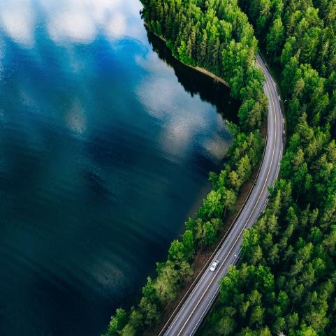 Suomalainen järvimaisema droonilla kuvattuna.