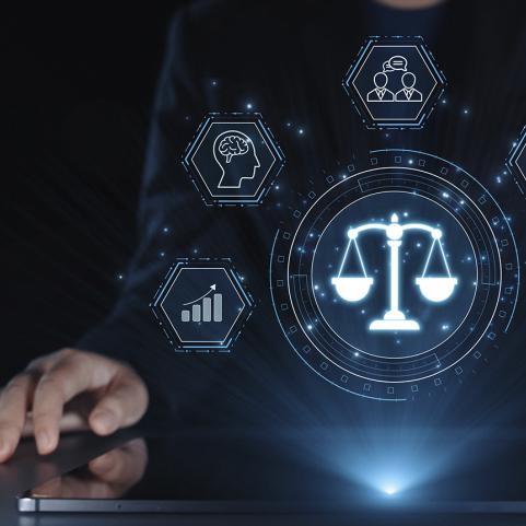 Mustalla taustalla käsi ja vaaka sekä pienempiä ikoneja.