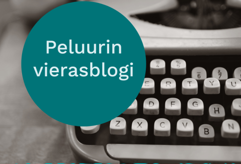 Peluurin vierasblogi taustalla vanhanaikainen kirjoituskone.