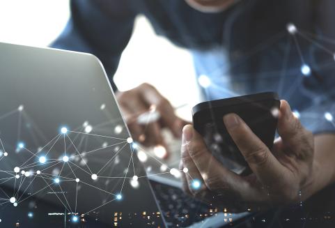 Digitaalinen ja futuristinen kännykkä ja läppäri.