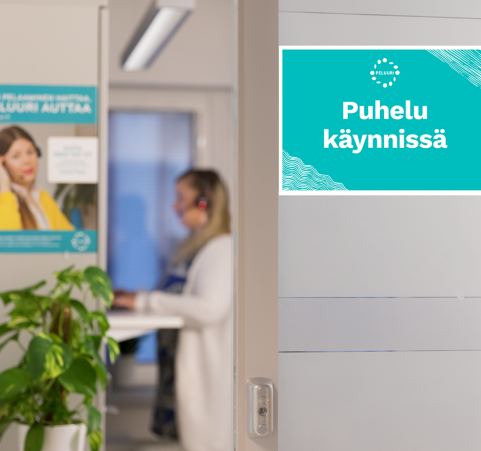 Peluurin työntekijä neuvoo, tukee ja ohjaa peliongelmassa.